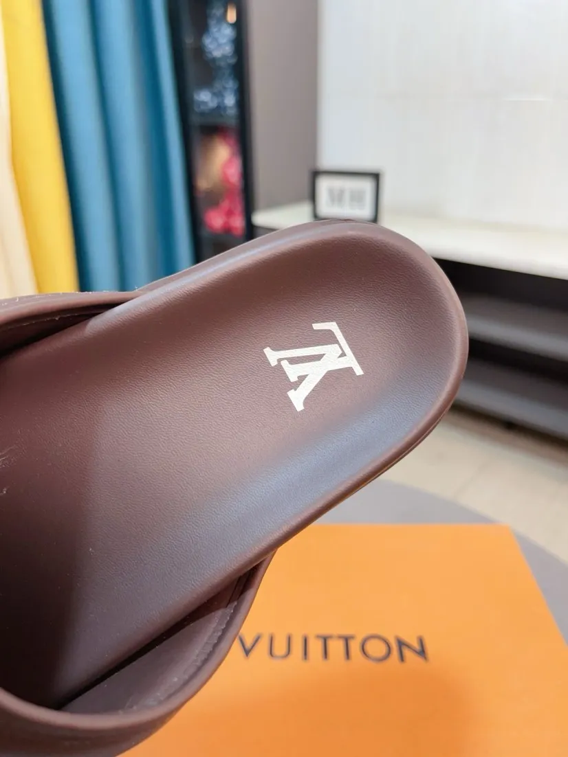Men's shoes 💰360🌹🌹 (lv-Louis Vuitton) new men's sandals, high-end boutique, exquisite embossed logo decoration on the upper, fine workmanship, super soft soles, casual, loose and comfortable, a must-have in summer! \nsize：38-44